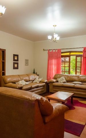 Casa à venda com 250m², 4 quartos e 3 vagas Casa à venda com 250m², 4 quartos e 3 vagasSala