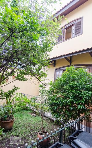 Casa à venda com 250m², 4 quartos e 3 vagas Casa à venda com 250m², 4 quartos e 3 vagasGaragem