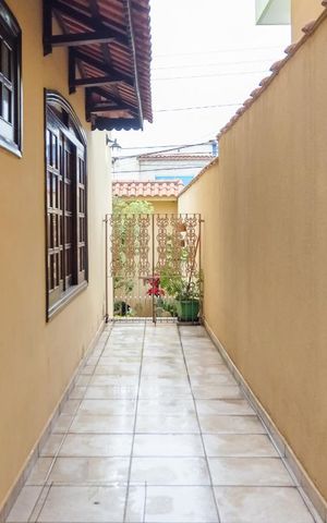 Casa à venda com 250m², 4 quartos e 3 vagas Casa à venda com 250m², 4 quartos e 3 vagasCorredor