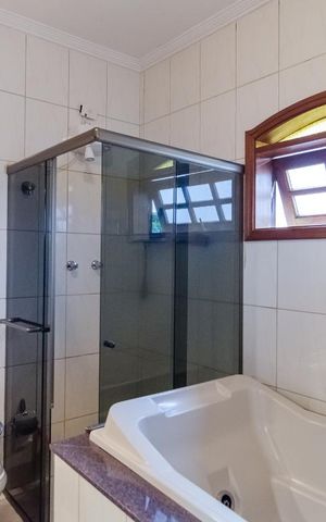 Casa à venda com 250m², 4 quartos e 3 vagas Casa à venda com 250m², 4 quartos e 3 vagasBanheiro da suite