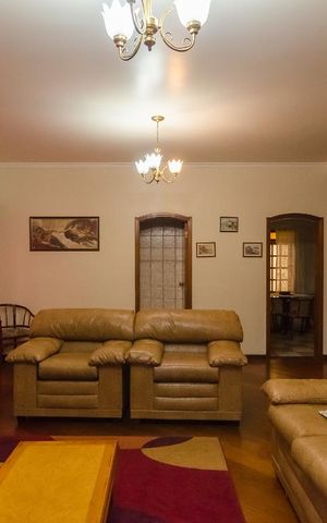 Casa à venda com 250m², 4 quartos e 3 vagas Casa à venda com 250m², 4 quartos e 3 vagasSala