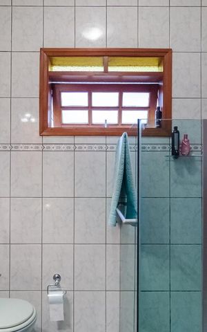 Casa à venda com 250m², 4 quartos e 3 vagas Casa à venda com 250m², 4 quartos e 3 vagasBanheiro social