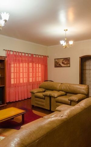 Casa à venda com 250m², 4 quartos e 3 vagas Casa à venda com 250m², 4 quartos e 3 vagasSala
