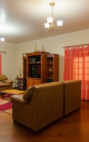 Casa à venda com 250m², 4 quartos e 3 vagas Casa à venda com 250m², 4 quartos e 3 vagasSala