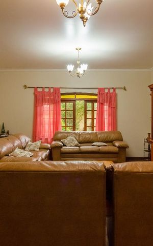 Casa à venda com 250m², 4 quartos e 3 vagas Casa à venda com 250m², 4 quartos e 3 vagasSala