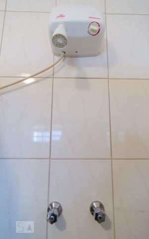 Casa à venda com 250m², 4 quartos e 3 vagas Casa à venda com 250m², 4 quartos e 3 vagasBanheiro da suite