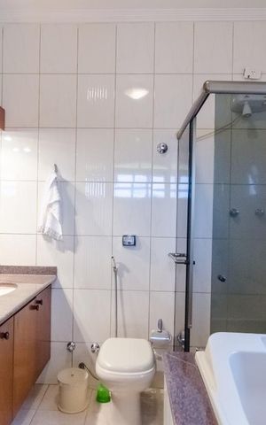 Casa à venda com 250m², 4 quartos e 3 vagas Casa à venda com 250m², 4 quartos e 3 vagasBanheiro da suite