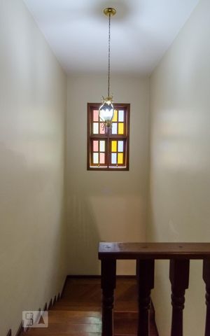 Casa à venda com 250m², 4 quartos e 3 vagas Casa à venda com 250m², 4 quartos e 3 vagasEscadas