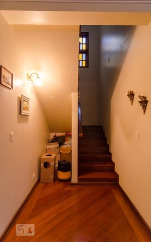 Casa à venda com 250m², 4 quartos e 3 vagas Casa à venda com 250m², 4 quartos e 3 vagasEscadas