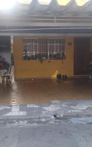 Casa à venda com 122m², 3 quartos e 3 vagas Casa à venda com 122m², 3 quartos e 3 vagasFachada