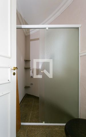 Apartamento à venda com 300m², 4 quartos e 3 vagas Apartamento à venda com 300m², 4 quartos e 3 vagasBanheiro da Suíte 1