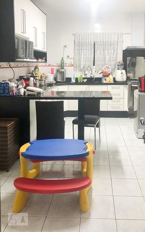 Casa à venda com 180m², 5 quartos e 3 vagas Casa à venda com 180m², 5 quartos e 3 vagasCozinha