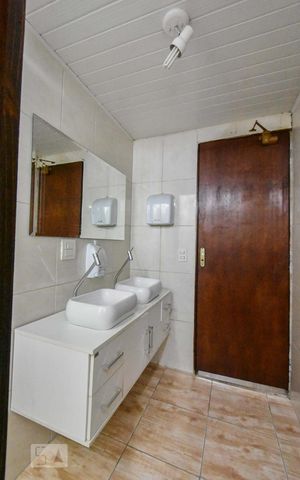 Casa à venda com 215m², 4 quartos e 1 vaga Casa à venda com 215m², 4 quartos e 1 vagaBanheiro 02