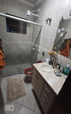 Casa à venda com 192m², 4 quartos e 2 vagas Casa à venda com 192m², 4 quartos e 2 vagasBanheiro