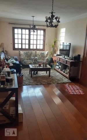 Casa à venda com 192m², 4 quartos e 2 vagas Casa à venda com 192m², 4 quartos e 2 vagasSala