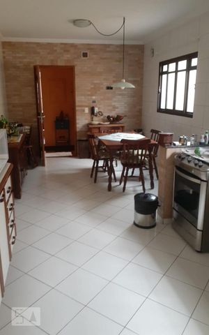 Casa à venda com 192m², 4 quartos e 2 vagas Casa à venda com 192m², 4 quartos e 2 vagasCOzinha