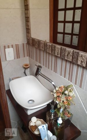 Casa à venda com 192m², 4 quartos e 2 vagas Casa à venda com 192m², 4 quartos e 2 vagasBanheiro