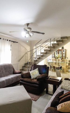 Casa à venda com 155m², 3 quartos e 4 vagas Casa à venda com 155m², 3 quartos e 4 vagasSala