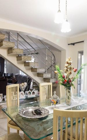Casa à venda com 155m², 3 quartos e 4 vagas Casa à venda com 155m², 3 quartos e 4 vagasSala