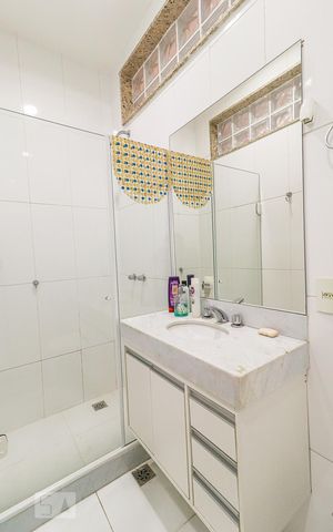 Casa à venda com 360m², 5 quartos e 5 vagas Casa à venda com 360m², 5 quartos e 5 vagasBanheiro Social
