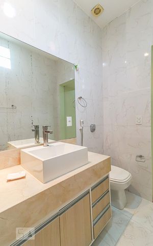Casa à venda com 360m², 5 quartos e 5 vagas Casa à venda com 360m², 5 quartos e 5 vagasBanheiro da Suíte 2