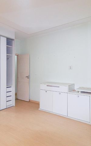 Casa à venda com 360m², 5 quartos e 5 vagas Casa à venda com 360m², 5 quartos e 5 vagasQuarto 4 - Suíte