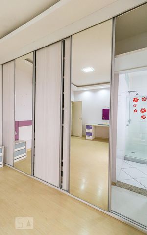 Casa à venda com 360m², 5 quartos e 5 vagas Casa à venda com 360m², 5 quartos e 5 vagasEntrada do Banheiro da Suíte 1