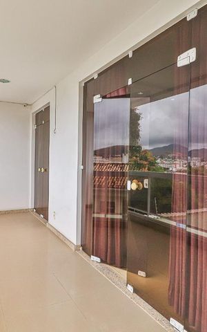 Casa à venda com 360m², 5 quartos e 5 vagas Casa à venda com 360m², 5 quartos e 5 vagasVaranda do Hall de Entrada e Quarto 2 - Suíte