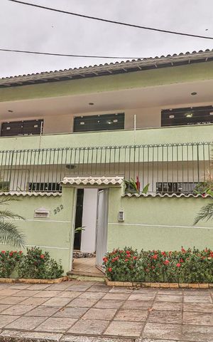Casa à venda com 360m², 5 quartos e 5 vagas Casa à venda com 360m², 5 quartos e 5 vagasFachada
