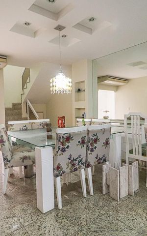 Casa à venda com 360m², 5 quartos e 5 vagas Casa à venda com 360m², 5 quartos e 5 vagasSala