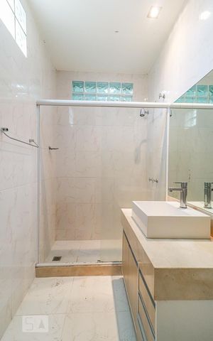 Casa à venda com 360m², 5 quartos e 5 vagas Casa à venda com 360m², 5 quartos e 5 vagasBanheiro da Suíte 2