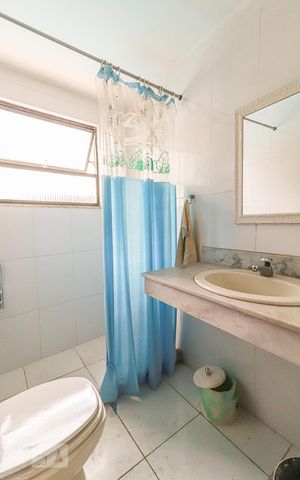 Casa à venda com 360m², 5 quartos e 5 vagas Casa à venda com 360m², 5 quartos e 5 vagasBanheiro de Serviço