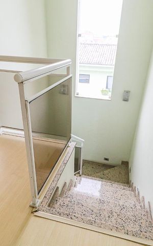 Casa à venda com 360m², 5 quartos e 5 vagas Casa à venda com 360m², 5 quartos e 5 vagasEscada para o Segundo Andar