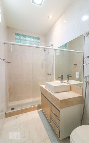 Casa à venda com 360m², 5 quartos e 5 vagas Casa à venda com 360m², 5 quartos e 5 vagasBanheiro da Suíte 2