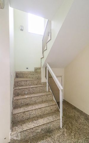 Casa à venda com 360m², 5 quartos e 5 vagas Casa à venda com 360m², 5 quartos e 5 vagasEscada para o Segundo Andar