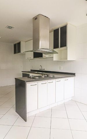 Casa à venda com 360m², 5 quartos e 5 vagas Casa à venda com 360m², 5 quartos e 5 vagasCozinha