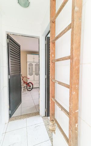 Casa à venda com 360m², 5 quartos e 5 vagas Casa à venda com 360m², 5 quartos e 5 vagasCorredor de Serviço