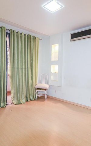 Casa à venda com 360m², 5 quartos e 5 vagas Casa à venda com 360m², 5 quartos e 5 vagasQuarto 4 - Suíte