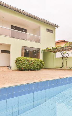 Casa à venda com 360m², 5 quartos e 5 vagas Casa à venda com 360m², 5 quartos e 5 vagasÁrea Externa