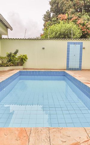 Casa à venda com 360m², 5 quartos e 5 vagas Casa à venda com 360m², 5 quartos e 5 vagasÁrea Externa - Piscina