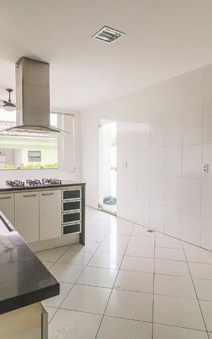 Casa à venda com 360m², 5 quartos e 5 vagas Casa à venda com 360m², 5 quartos e 5 vagasCozinha
