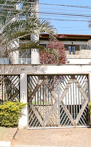 Casa à venda com 671m², 4 quartos e 8 vagas Casa à venda com 671m², 4 quartos e 8 vagasFachada da Casa
