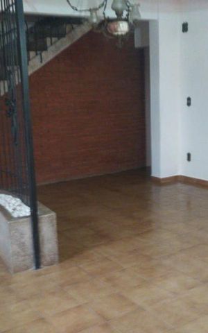 Casa à venda com 50m², 3 quartos e sem vaga Casa à venda com 50m², 3 quartos e sem vagaSala
