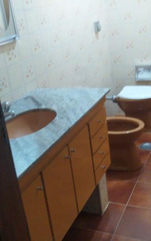 Casa à venda com 50m², 3 quartos e sem vaga Casa à venda com 50m², 3 quartos e sem vagaBanheiro 01