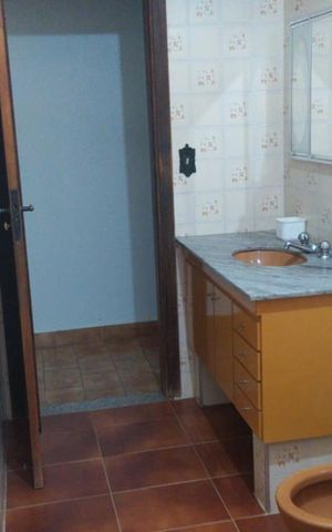 Casa à venda com 50m², 3 quartos e sem vaga Casa à venda com 50m², 3 quartos e sem vagaBanheiro 01