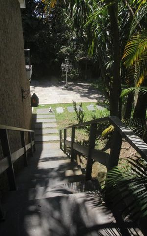 Casa para alugar com 500m², 5 quartos e 4 vagasEscada