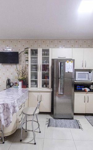 Casa à venda com 190m², 4 quartos e 2 vagas Casa à venda com 190m², 4 quartos e 2 vagasCozinha