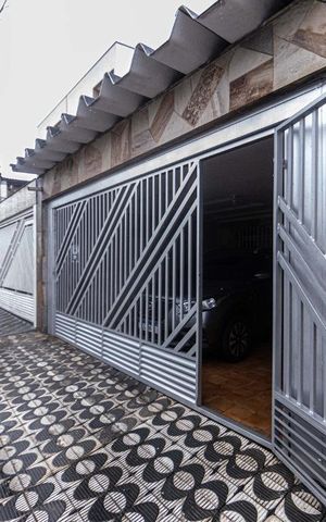 Casa à venda com 190m², 4 quartos e 2 vagas Casa à venda com 190m², 4 quartos e 2 vagasFachada