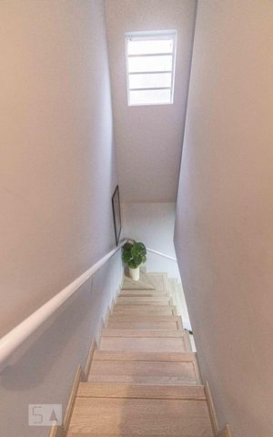 Casa à venda com 190m², 4 quartos e 2 vagas Casa à venda com 190m², 4 quartos e 2 vagasEscada