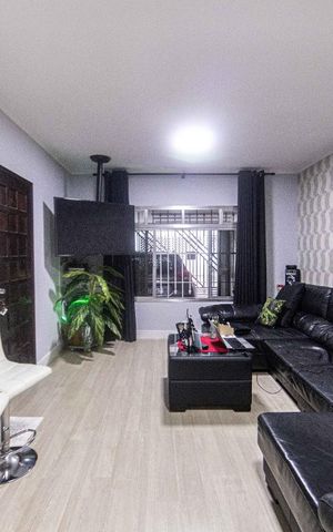 Casa à venda com 190m², 4 quartos e 2 vagas Casa à venda com 190m², 4 quartos e 2 vagasSala